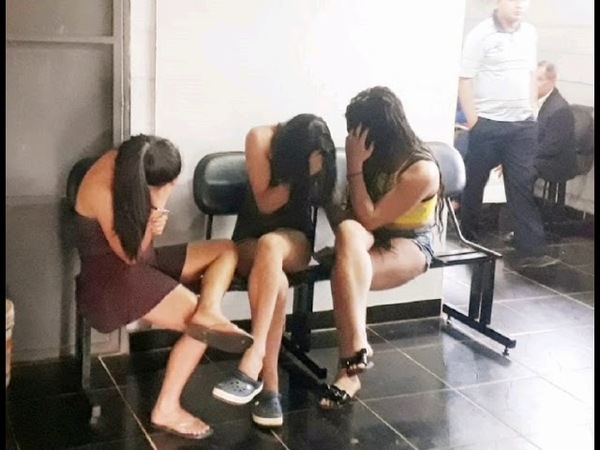 DETUVIERON A TRAVESTIS POR SUP. EXTORSIONAR A UN JOVEN