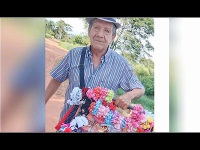 ABUELITO VENDE VINCHAS PARA DAR DE COMER A NIÑOS