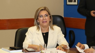 Senadora insta a trabajar por la unidad dirimir los problemas financieros en otros ámbitos.