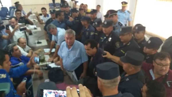 Más policías que concejales en la Sala de Sesiones de la Junta Municipal