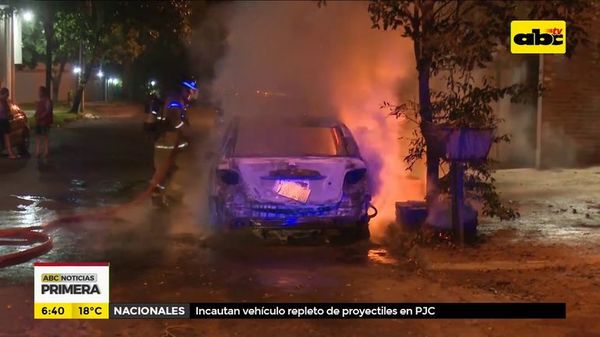 Vehículo se incendió en plena vía pública - ABC Noticias - ABC Color