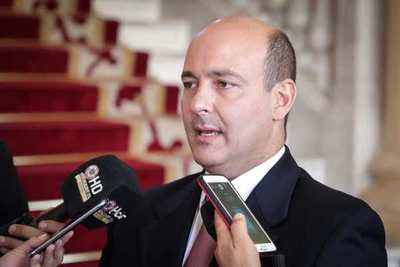 Altos sueldos vs “aplastados” en radio estatal, Peralta defiende el esquema: “Ni un director gana más de lo que tiene que ganar” - ADN Paraguayo