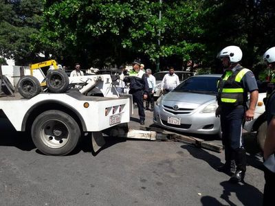 PMT notifica a cuidacoches y procede a llevar vehículos mal estacionados al corralón - Nacionales - ABC Color