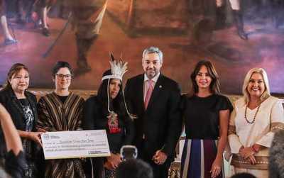 Gobierno entrega asistencia que impactará sobre el trabajo de más de 300 artesanas | .::Agencia IP::.