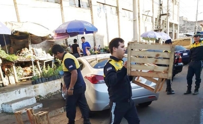 HOY / “Zorros” despejan lugares reservados en el Mercado de Luque