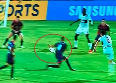 Aquino explica el porqué no marcó penal por la mano de Saiz