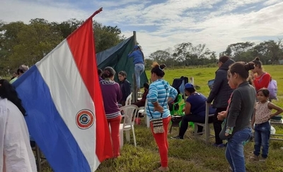 HOY / Padres toman escuela en reclamo de rubros y amenazan con cerrar la calle