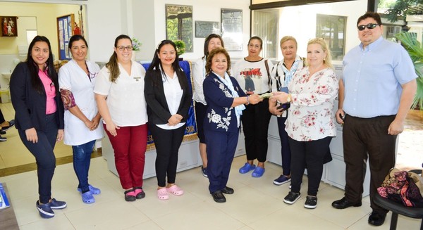 POR EL DÍA DE LA MUJER PARAGUAYA AGASAJAN A MUJERES QUE LUCHAN CONTRA EL CÁNCER.