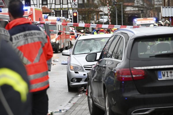 Vehículo embiste a multitud en carnaval de Alemania