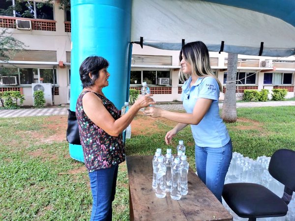 Essap continúa distribución de botellas de agua refrigerada en hospitales | .::Agencia IP::.