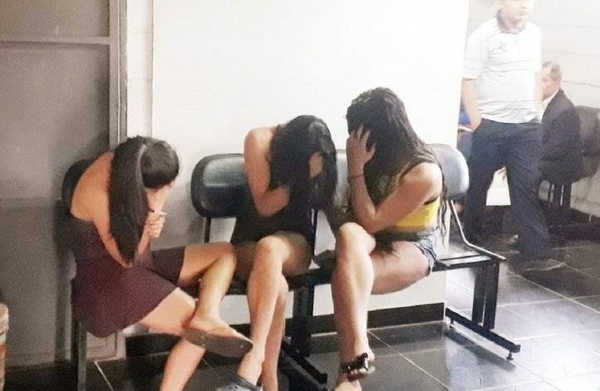 HOY / Una mujer y dos travestis  extorsionan a un hombre que  buscaba sexo fácil vía web