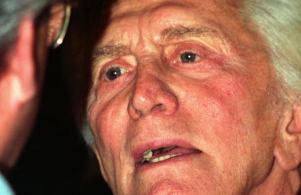 Kirk Douglas dejó su fortuna a proyectos benéficos y no a su familia - SNT