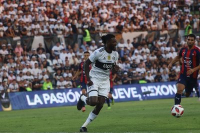 Así jugó Emmanuel Adebayor en su debut con Olimpia