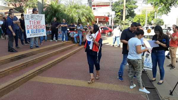 Conductores de MUV y Uber protestan contra persecución en San Lorenzo