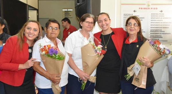 AGASAJAN A FUNCIONARIAS DE LA GOBERNACIÓN POR EL DÍA DE LA MUJER PARAGUAYA