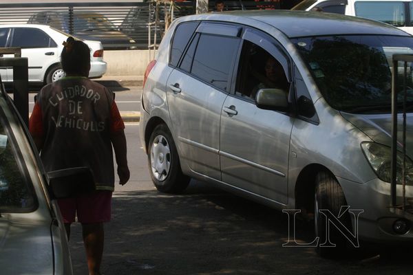 'Cuidacoches’ anuncian manifestación y posible cierre de avenida