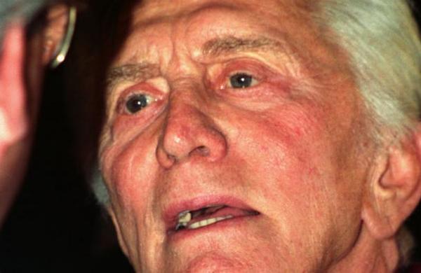 Kirk Douglas dejó su fortuna a proyectos benéficos y no a su familia - C9N