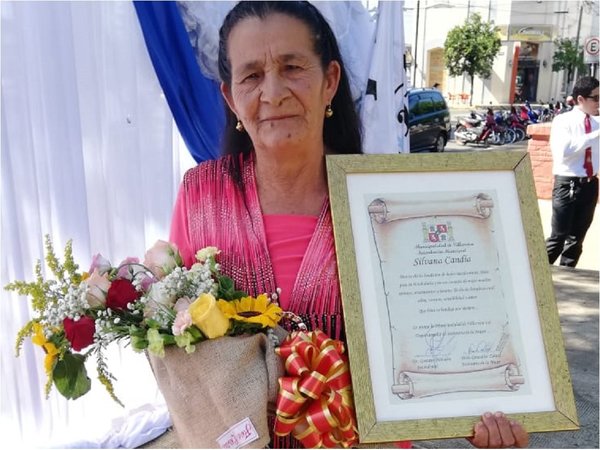 Mujer paraguaya que dio a luz a 16 hijos recibe homenaje en Villarrica