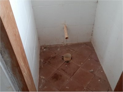 Padres toman escuela ante falta de sanitarios y aulas abandonadas
