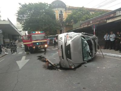 Choque y vuelco en el microcentro de Asunción - Nacionales - ABC Color