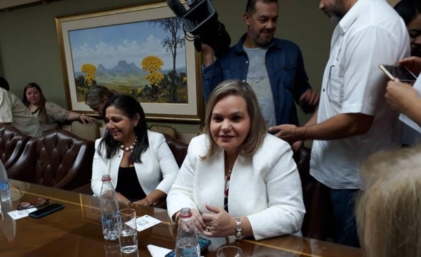 HOY / Senadora Lilian Samaniego, habló sobre los candidatos a la intendencia de Asunción y manifestó que apoyará a quien prometa fortalecer al Partido Colorado