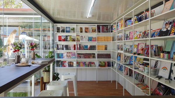 Abren espacio de lectura en un café