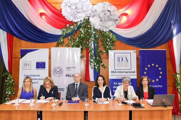 Con obsequios y debates celebraron Día de la Mujer