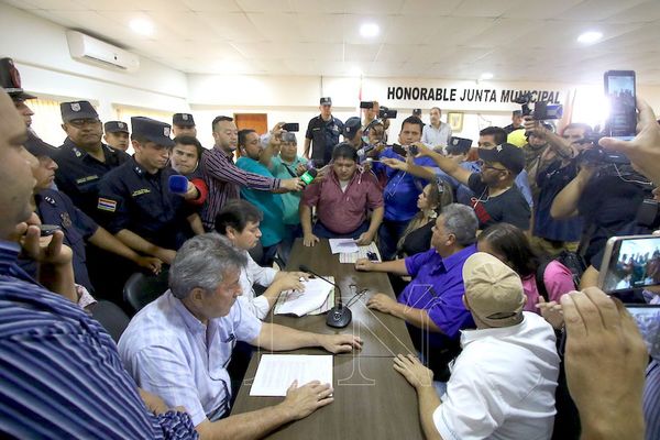 En caldeada sesión, destituyen al titular de la Junta Municipal