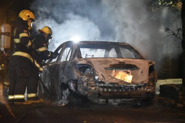 Circuito cerrado muestra que incendio de vehículo fue provocado  - Nacionales - ABC Color