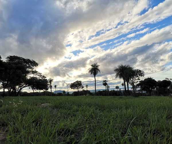 Día caluroso a cálido, cielo mayormente nublado