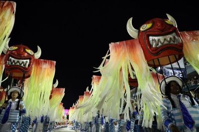 Alegría y protesta en segunda noche de desfiles en carnaval de Rio
