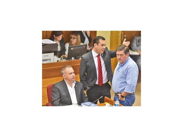 Llano dice que división no les afecta y refuerzan denuncia contra Efraín
