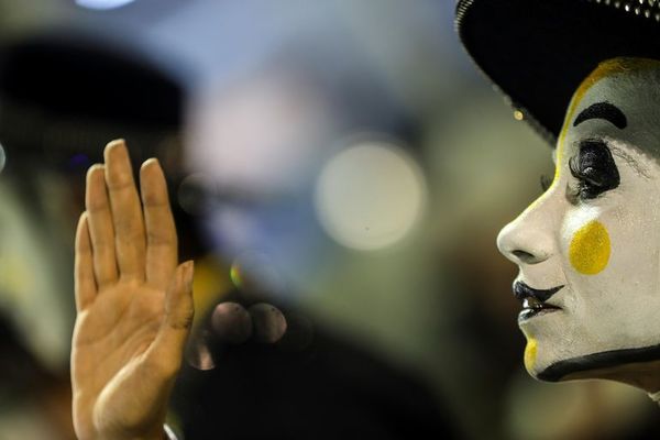 Alegría y protesta en segunda noche de desfiles en carnaval de Rio - Mundo - ABC Color