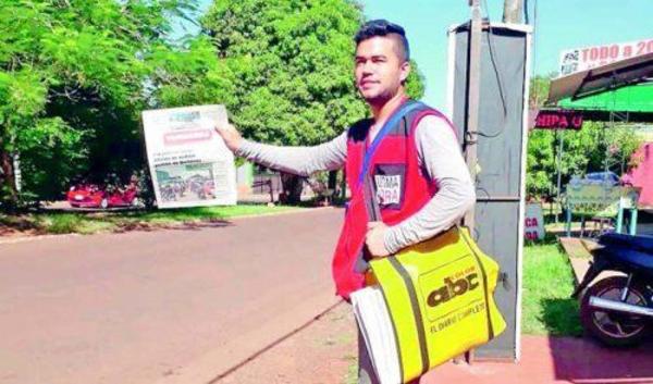 Juntando latitas y vendiendo diarios, joven encarnaceno logró graduarse de la universidad - Informate Paraguay