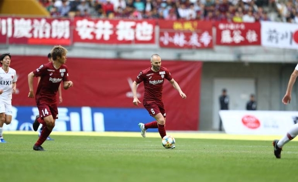 HOY / El coronavirus obliga a frenar el fútbol en Japón