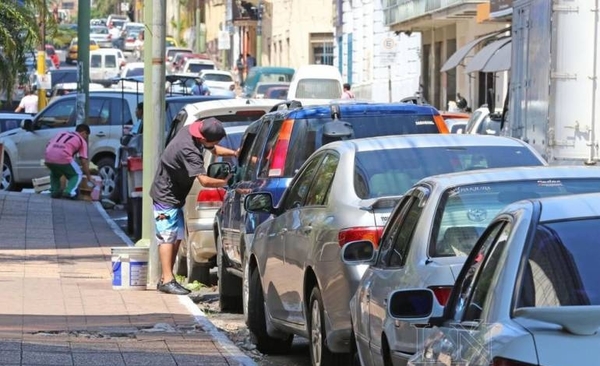HOY / Unos 1.300 cuidacoches cerrarán calles mañana, si no les dejan “trabajar”