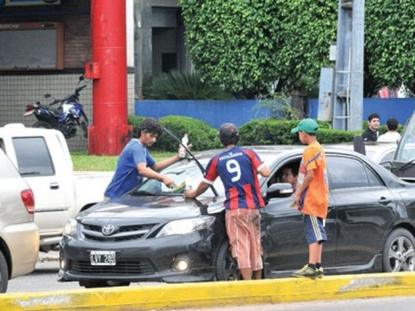 Fiscalía intervendrá si limpiavidrios no salen de las calles