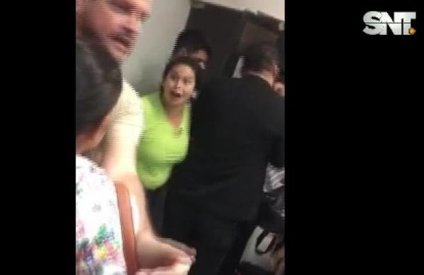 Vergonzosa discusión entre dos mujeres - SNT