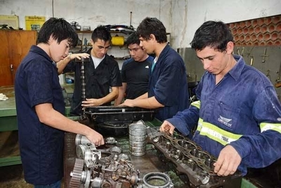 HOY / Cursos gratuitos de mecánica y manejos de excavadoras hidráulicas