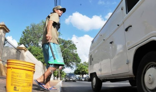 Cuidacoches y limpiavidrios acatarán orden de 'despeje', pero se manifestarán frente a municipalidad