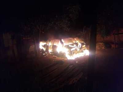Desconocidos incendian automóvil estacionado en patio de una vivienda