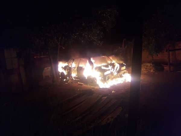Desconocidos incendian automóvil estacionado en patio de una vivienda