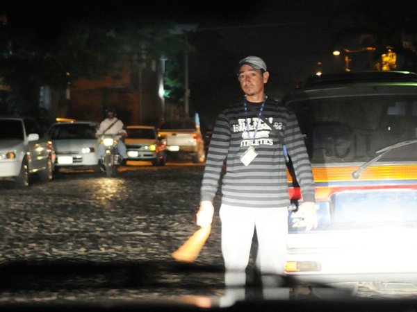 Cuidacoches amenazan con cerrar calles desde mañana