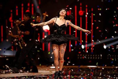 Una “valiente” Mon Laferte derrocha voz y activismo en su natal Viña del Mar - Música - ABC Color