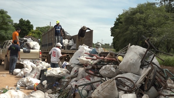 Unas treinta toneladas de basura y chatarra fueron recogidas en Yalve Sanga