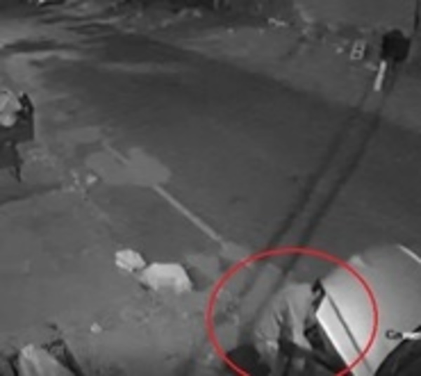 Solitario ladrón roba la batería de un auto en menos de 7 minutos - Paraguay.com