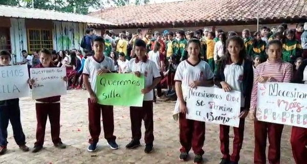 HOY / Un baño para 600 alumnos en escuela de San Pedro: ni pupitres tienen para estudiar