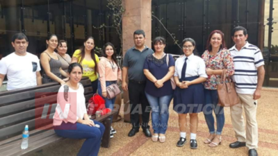 PADRES Y ALUMNOS SE MOVILIZARON A FAVOR DE DOCENTE DENUNCIADO POR SUPUESTO ABUSO