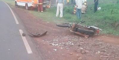 BOMBEROS DE CAPITÁN MEZA ASISTEN A MOTOCICLISTA ACCIDENTADO EN CURVA PELIGROSA.