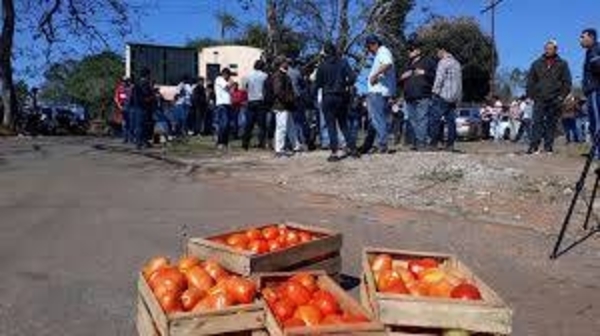 HOY / Edgar Cuevas, de la Unidad Anticontrabando de la UIP, sobre la incautación de una lancha de tomates en zona de Itá Enramada